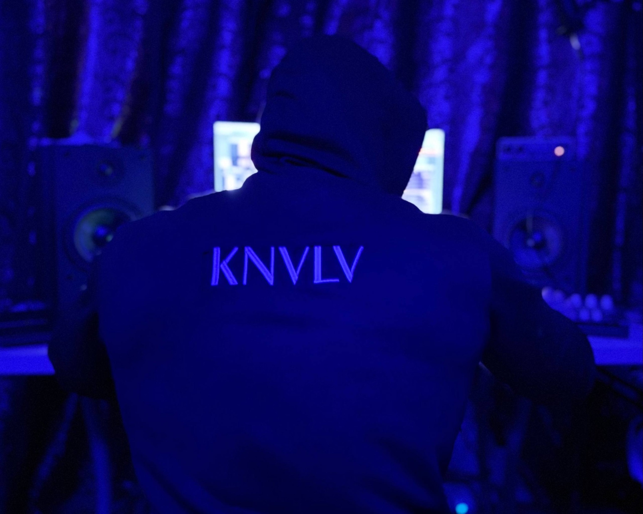 KNVLV за работой в синем студийном свете