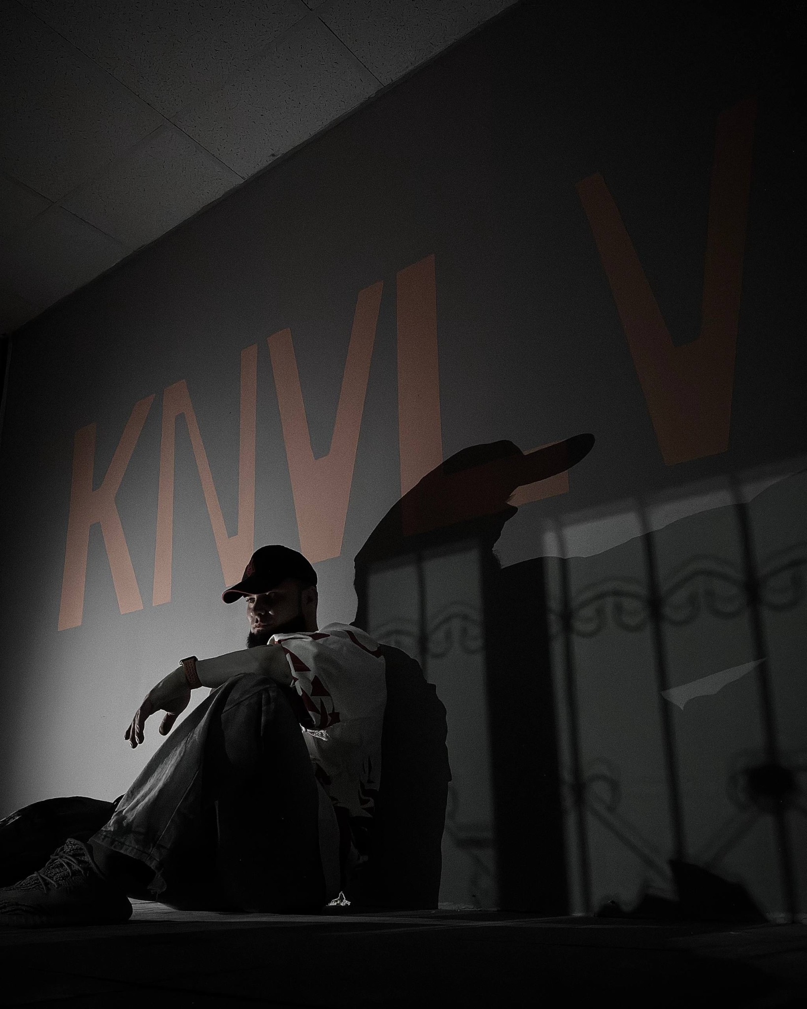 Артём Коновалов на фоне проекции KNVLV